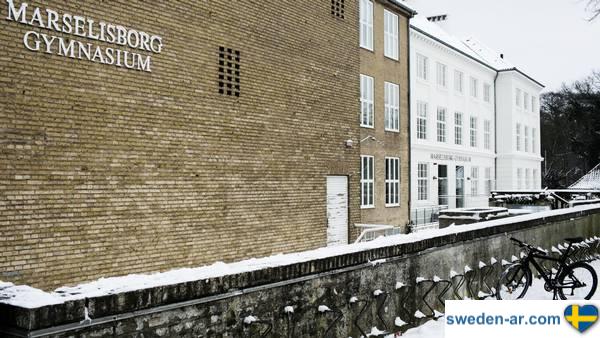 عانى الطلاب في مدرسة Marselisborg Gymnasium من الانخفاض الشديد لدرجات الحرارة في مدرستهم ما اضطر المعلمين إلى أرسالهم إلى منازلهم.